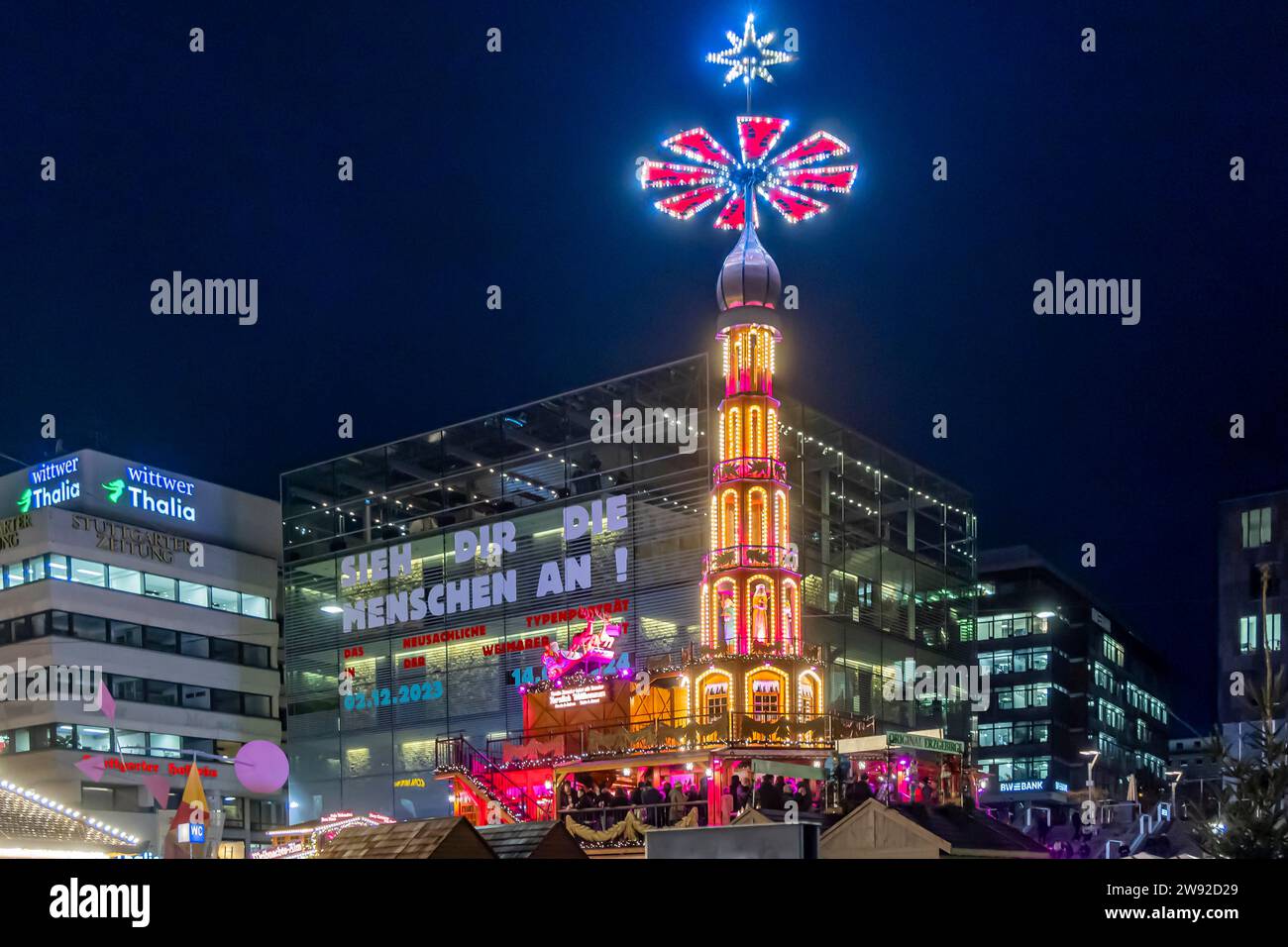 Stuttgart marché de Noël avec pyramide de Noël et musée d'art, éclairage de Noël le soir. Avec 3,5 millions de visiteurs, il est l'un des Banque D'Images