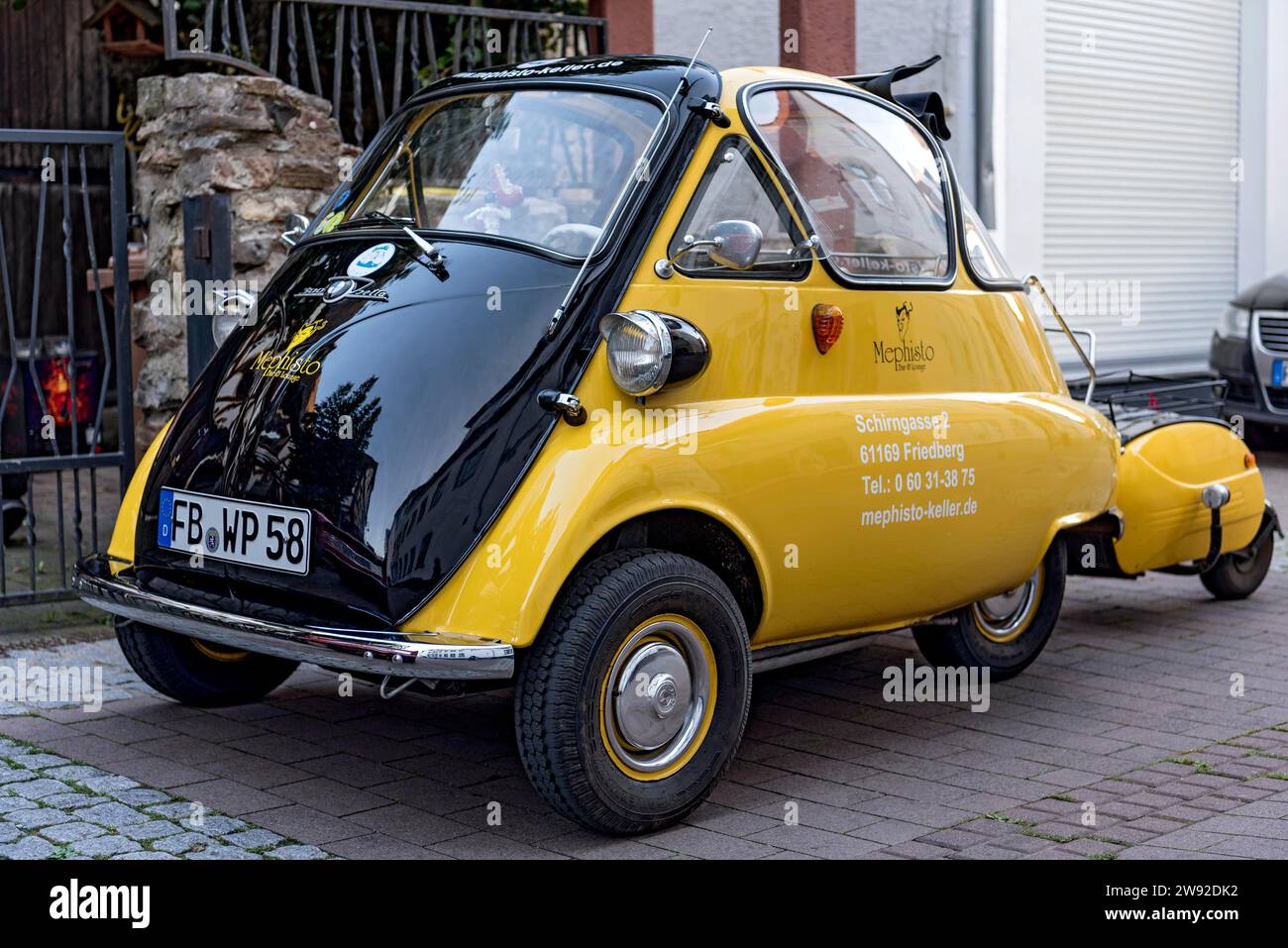 Vintage BMW Isetta 300 coupé moteur avec remorque, petite voiture, scooter, scooter cabine, construit de 1955 à 1962, Friedberg, Wetterau, Hesse, Allemagne Banque D'Images