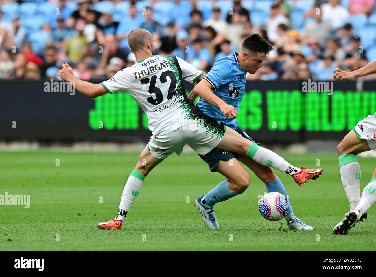 Sydney, Australie. 23 décembre 2023. Angus Charles Thurgate (à gauche) de l'équipe Western United FC et Joseph Lolley (à droite) de l'équipe Sydney FC sont vus en action lors du 2023/24 match de la saison 9 hommes entre Sydney FC et Western United FC qui s'est tenu à l'Allianz Stadium. Score final ; Sydney FC 4:2 Western United FC. Crédit : SOPA Images Limited/Alamy Live News Banque D'Images