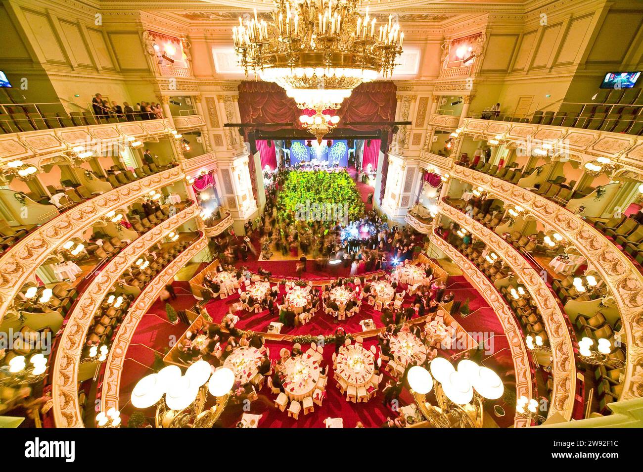 Bal du Semperoper à Dresde pour le bal de l'Opéra à Dresde, l'auditorium et la scène du Semperoper sont transformés en salle de bal Banque D'Images