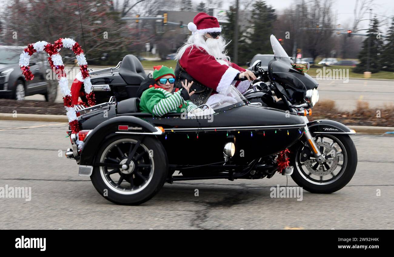 Mount Pleasant, Wisconsin, États-Unis. 23 décembre 2023. ALAN KLINGENMEYER et son fils, HENRY KLINGENMEYER, 11 ans, apportent de la joie aux acheteurs en passant par le parking d'un centre commercial et distribuent des cannes de bonbons samedi 23 décembre 2023 dans le village de Mount Pleasant, Wisconsin (image de crédit : © Mark Hertzberg/ZUMA Press Wire) USAGE ÉDITORIAL SEULEMENT! Non destiné à UN USAGE commercial ! Crédit : ZUMA Press, Inc./Alamy Live News Banque D'Images