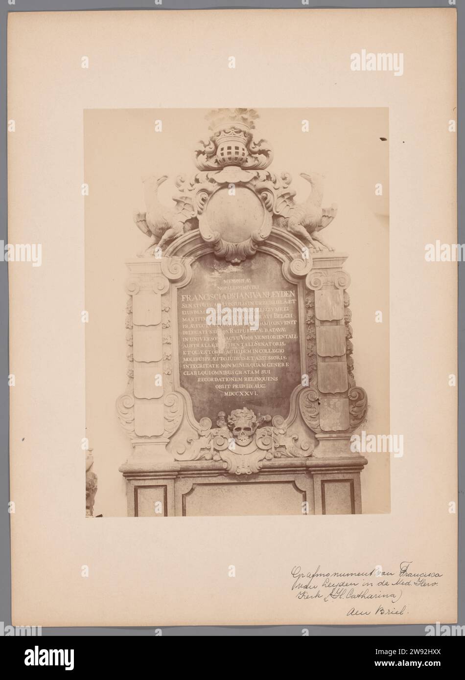 Graf monument de Franciscus Adrianus van Leyden dans la Grote ou Sint-Catharijnekerk à Brielle, Anonyme (Monumentenzorg) (attribué à), A.J.M. Mulder (possible), c. 1885 - c. 1905 photographie grand ou Sint-Catharijnekerk support photographique. gravure d'albumen carton tombe-bâtiment, tombe monumentale. Intérieur de l'église Brielle Banque D'Images
