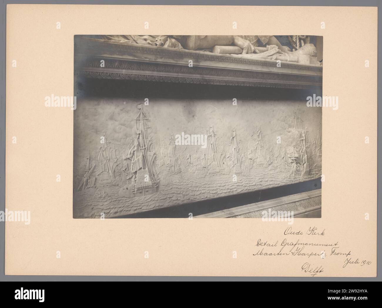 Graf monument de Maarten Tromp dans l'Oude Kerk à Delft, Anonyme (Monumentenzorg) (attribué à), A.J.M. Mulder (possiblement), 1910 photographie support photographique de l'ancienne église. construction tombale en carton à impression argentique, tombe monumentale. Intérieur de l'église Vieille église Banque D'Images