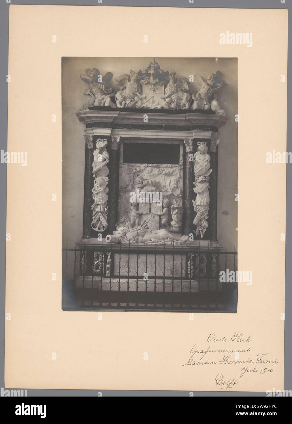 Graf monument de Maarten Tromp dans l'Oude Kerk à Delft, Anonyme (Monumentenzorg) (attribué à), A.J.M. Mulder (possiblement), 1910 photographie support photographique de l'ancienne église. construction tombale en carton à impression argentique, tombe monumentale. Intérieur de l'église Vieille église Banque D'Images