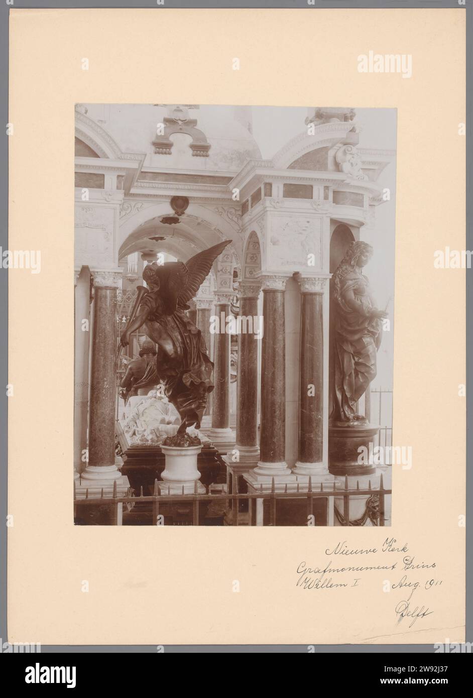 Graf monument de Willem I Frederik dans la Nieuwe Kerk à Delft, Anonyme (Monumentenzorg) (attribué à), A.J.M. Mulder (possiblement), 1911 photographie support photographique de la nouvelle église. construction de tombes en carton, tombe monumentale. intérieur de l'église nouvelle église Banque D'Images