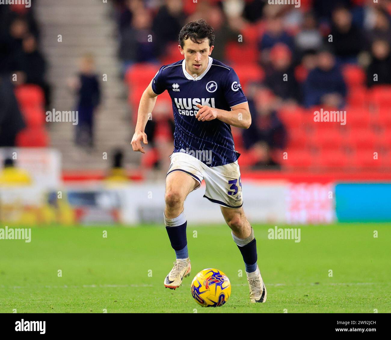 George Honeyman #39 de Millwall lors du Sky Bet Championship Match Stoke City vs Millwall au Bet365 Stadium, Stoke-on-Trent, Royaume-Uni, le 23 décembre 2023 (photo de Conor Molloy/News Images) Banque D'Images