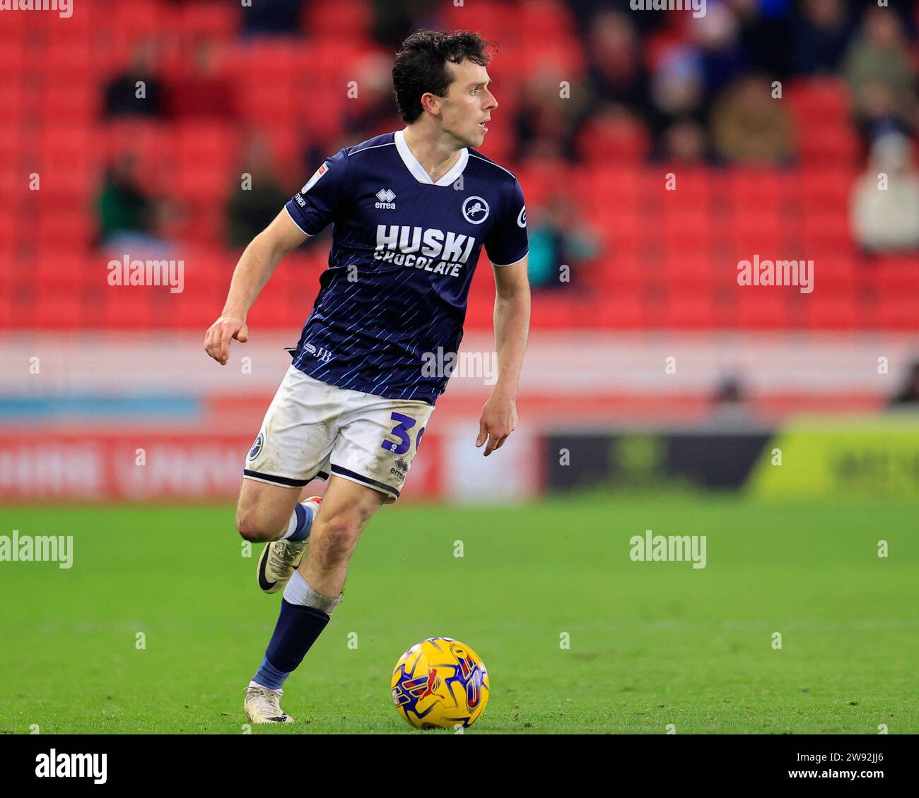 George Honeyman #39 de Millwall lors du Sky Bet Championship Match Stoke City vs Millwall au Bet365 Stadium, Stoke-on-Trent, Royaume-Uni, le 23 décembre 2023 (photo de Conor Molloy/News Images) Banque D'Images