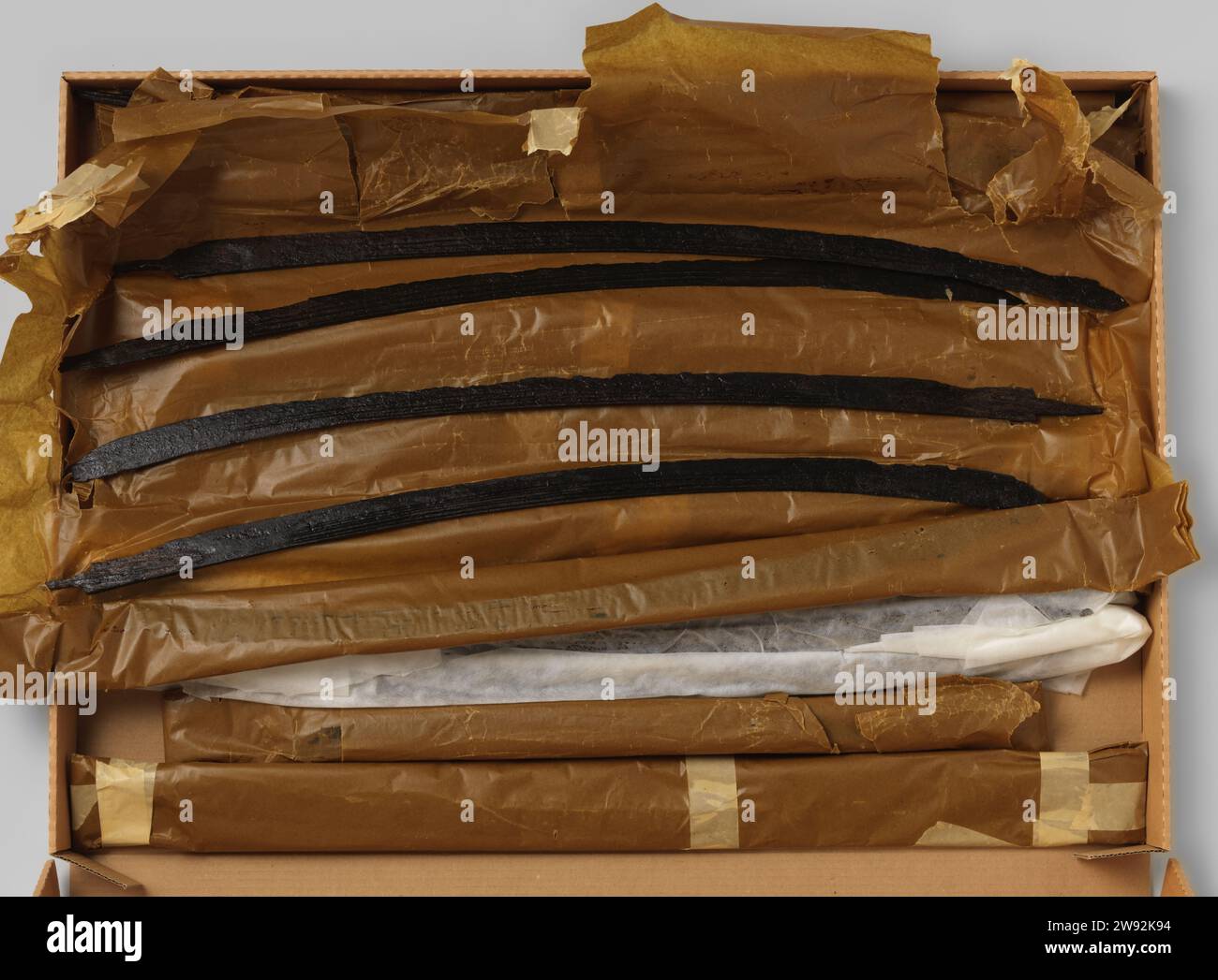 Saber clients de l'épave du t Vliegend Hart des Indiens de l'est , 1700 - 1735 ca. Quatre-vingts sabres incurvés en fer s'accrochent, découpés de l'extérieur, trois canaux sanguins. Dans de nombreux cas, Angel et des parties de la lame ont péri. Décorations des deux côtés sur la lame à l'Ange : soleil, lune et étoiles. Les lames ont été transportées en Asie pour y remplacer les lames usées. Traité avec «tanin» (après nettoyage avec alcalin) pour arrêter la corrosion. Pour certains, rouille. Dix-huit pièces sont lâches. Autre emballé dans six costumes de papier d'huile de taille égale et un petit costume. Fer Middelburg (métal) Banque D'Images