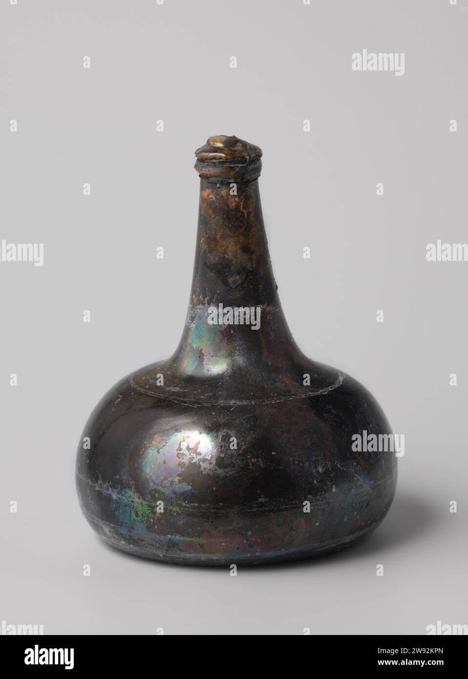 Bouteille de vin avec du vin de l'épave de l'Indien de l'est t Vliegend Hart ,, 1700 - 1735 vin Uivid bouteille de vin vert rempli de vin rouge (Porto) et fermé avec du liège et du fil. Verre néerlandais Banque D'Images