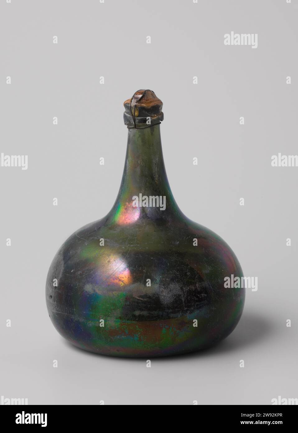 Bouteille de vin avec du vin de l'épave de l'Indien de l'est t Vliegend Hart ,, 1700 - 1735 vin Uivid bouteille de vin vert rempli de vin rouge (Porto) et fermé avec du liège et du fil. Verre néerlandais Banque D'Images