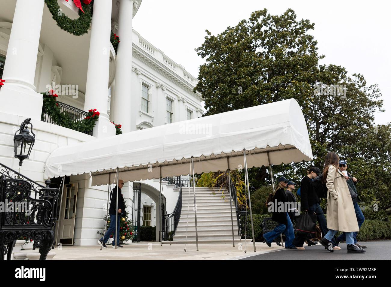 Washington, États-Unis. 23 décembre 2023. Le président Joe Biden regarde les membres de sa famille quitter la Maison Blanche en route pour Camp David le samedi 23 décembre 2023, à Washington, DC photo de Julia Nikhinson/Pool/ABACAPRESS.COM Credit : Abaca Press/Alamy Live News Banque D'Images