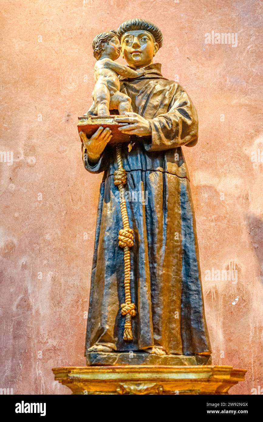 Figures religieuses de saints de l'église catholique de São Domingos à Lisbonne. Banque D'Images