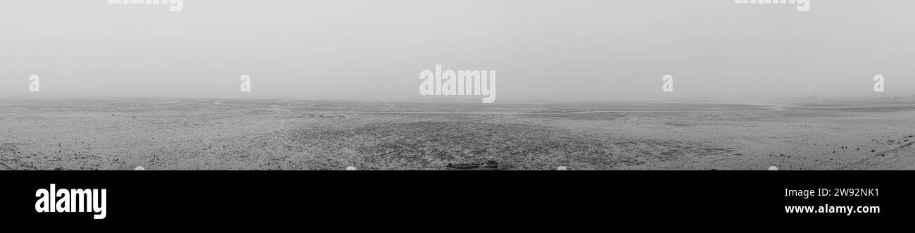 image panoramique de marée basse dans une rivière avec limon sur une journée très brumeuse Banque D'Images