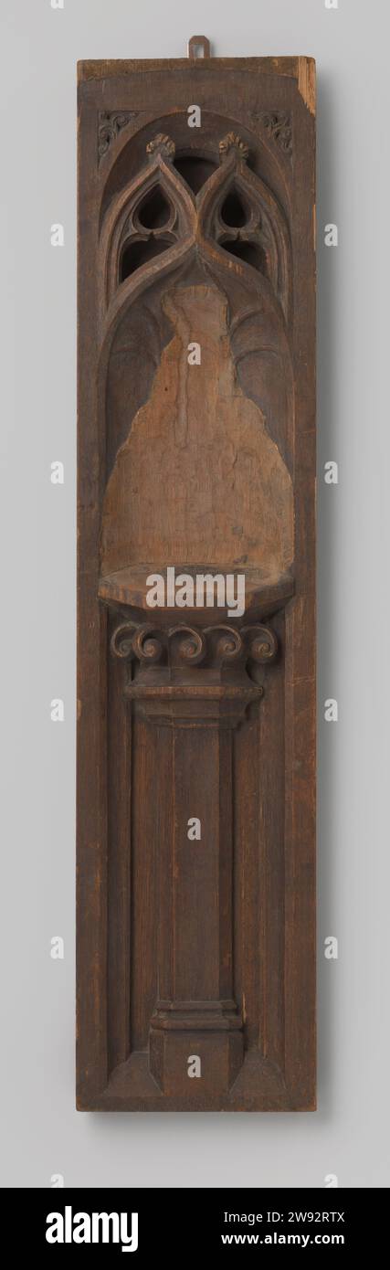 Bouwfragment, anonyme, c. 1400 - c. 1899 panneau (composant de surface) panneau en forme de nise de chêne avec relief coupé, qui montre un pilastre, sur lequel une image a été placée à l'origine, qui n'est plus présent. La niche se termine par une voûte, qui est couronnée par deux arcs pointus ajourés. La capitale avec les cinq volutes et les arcs pointus, toutes les parties de la niche, a été défiée aux ailes sculptées de l'orgue dans le Rijksmuseum de l'église N.H. à Naarden. La niche est faite de style néo-gothique. Nord des pays-Bas (éventuellement)pays-Bas (éventuellement) bois (matériel végétal). chêne (bois) Banque D'Images