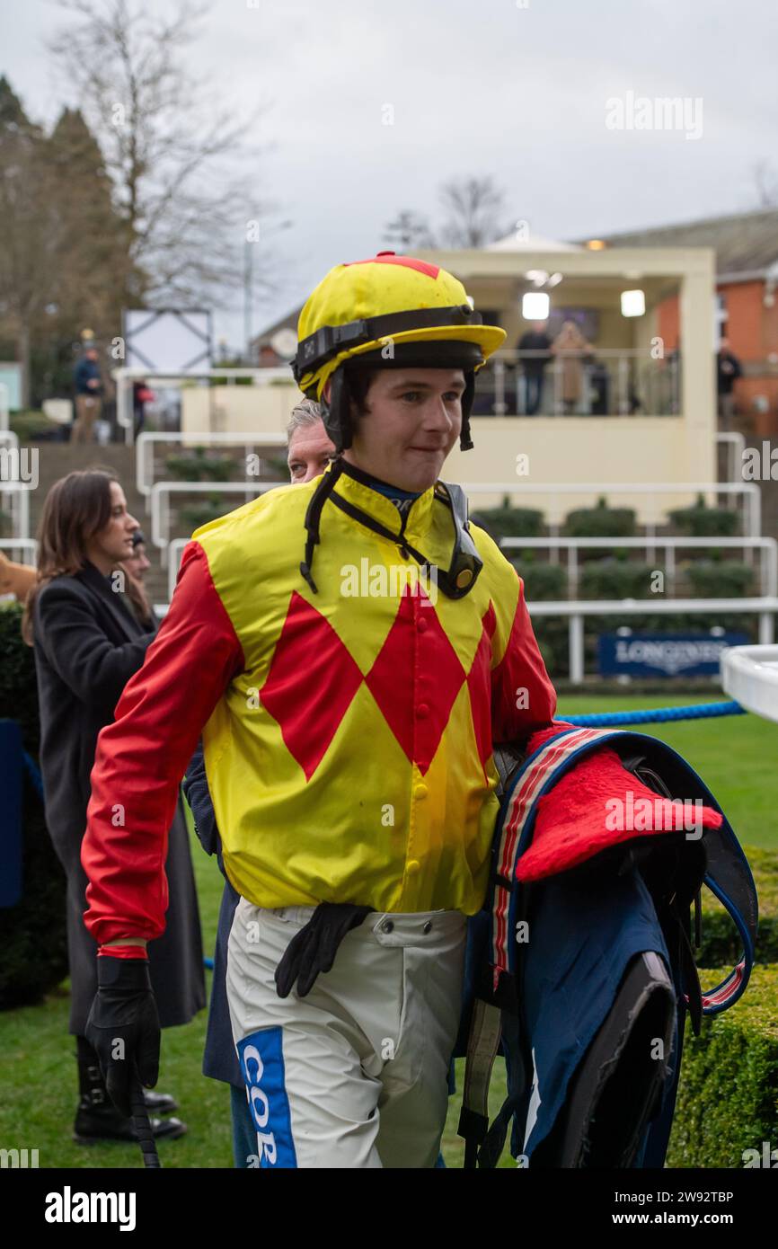 Ascot, Berkshire, Royaume-Uni. 23 décembre 2023. Le jockey Brendan Powell qui a remporté le Howden handicap Steeple Chase Horse Triple Trade à l'hippodrome d'Ascot le deuxième jour du Howden Christmas Racing Weekend. Propriétaire SJS Racing. Entraîneur Joe Tizzard, Sherborne. Éleveur Guy Bloodstock Ltd. Commanditaire Coral Racing Ltd Crédit : Maureen McLean/Alamy Live News Banque D'Images