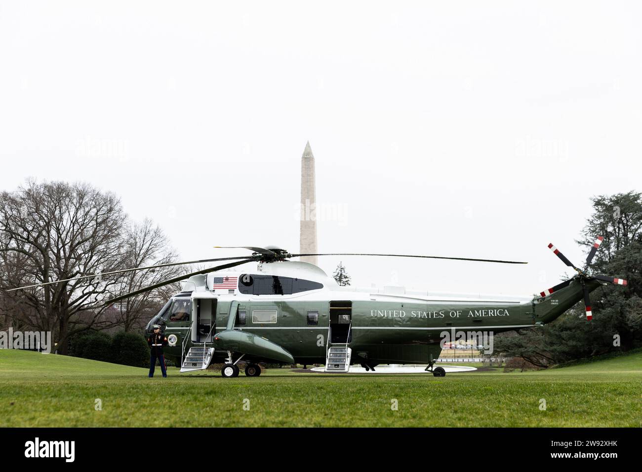 Washington, États-Unis. 23 décembre 2023. Marine One attend sur la pelouse sud de la Maison Blanche le samedi 23 décembre 2023, à Washington, DC photo de Julia Nikhinson/UPI crédit : UPI/Alamy Live News Banque D'Images