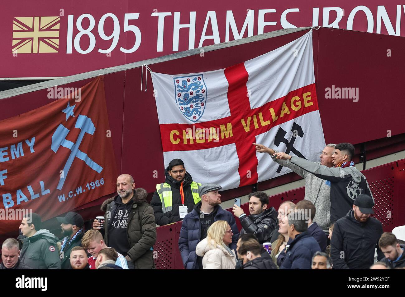 Fans de West Ham United lors du match de Premier League West Ham United vs Manchester United au London Stadium, Londres, Royaume-Uni. 23 décembre 2023. (Photo de Mark Cosgrove/News Images) à Londres, Royaume-Uni le 12/23/2023. (Photo de Mark Cosgrove/News Images/Sipa USA) crédit : SIPA USA/Alamy Live News Banque D'Images