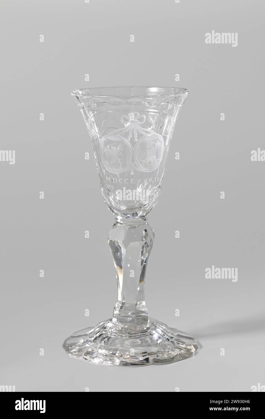 Verre à vin avec les armoiries des États généraux néerlandais et le drapeau des États-Unis d'Amérique, anonyme, 1782 gobelet facetté, pied incurvé. Tribu de balustres à facettes. Calice en forme de Klock avec fond arrondi facetté. Sur un champ sauvé, deux cartouches ovales étaient gravées par un arc : dans le blason gauche des États généraux (lion grimpant avec faisceau de flèches et épée), à droite un château incliné avec une porte tombante, un canon des deux côtés; la porte est faite avec un drapeau des États-Unis d'Amérique, tel qu'il a été appliqué du 14 juin 1777 au 1 mai 1795. Daté ; M. : MDCCLXXXII. glassblo Banque D'Images