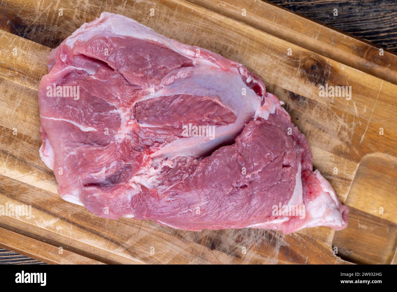 morceau tranché de porc cru frais pendant le salage, préparation de produits semi-finis avec de la viande de porc avec du sel Banque D'Images