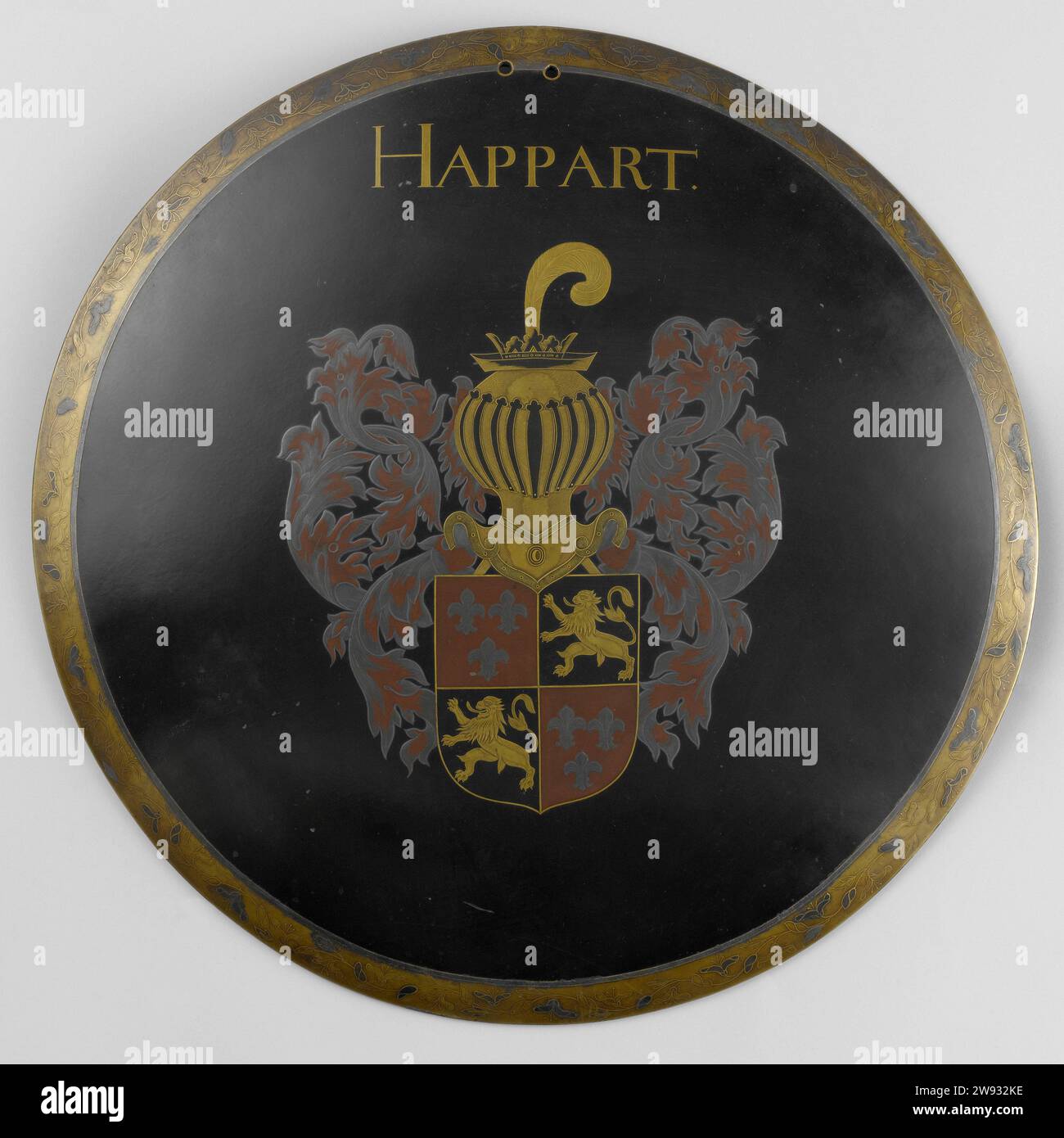 Bouclier décoratif, anonyme, c. 1654 bouclier rond avec arme avec signe de casque et inscription. Blason célébrait deux fois un lion - deux fois trois lys français. Sur le bord extérieur du bouclier une bordure avec des vignes de fleurs. Cuir japonais. Laque (revêtement) laquage DESHIMA Banque D'Images