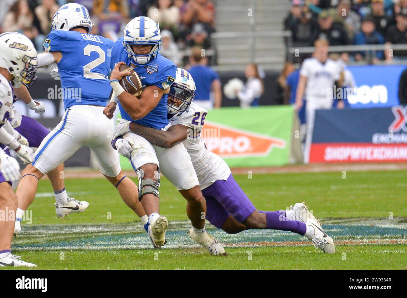 22 décembre 2023 : le fullback des faucons de l'Air Force Emmanuel Michel (4) est attaqué par la sécurité des Dukes de James Madison Kye Holmes (28) lors du match de Lockheed Martin Armed Forces Bowl entre les Dukes de l'Université James Madison et les Falcons de l'Académie de l'Air Force à Amon G. carter Stadium, fort Worth, TX. L'Air Force mène la 1e mi-temps contre James Madison, 21-7. Patrick Green/CSM Banque D'Images