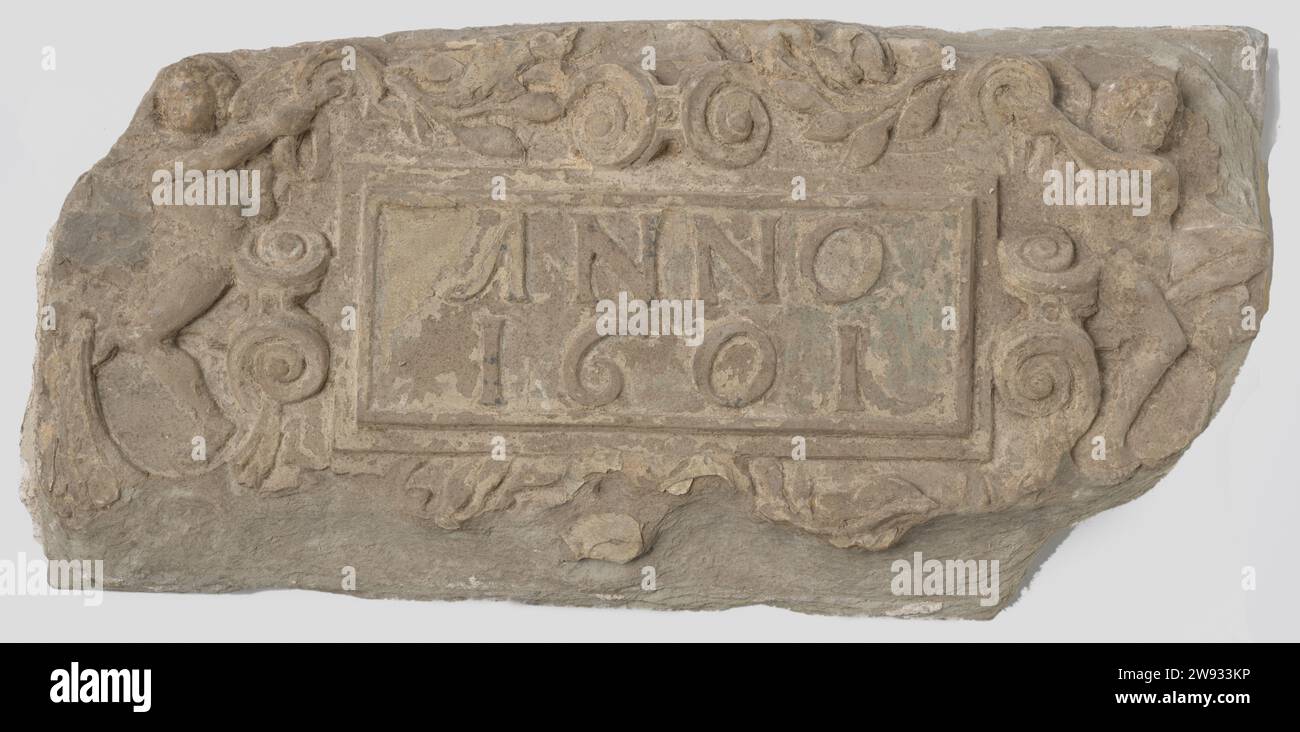 Brique de parement avec cartouche avec figure et date : Anno 1601. ,, c. 1601 rectangle couché sur lequel un cartouche de branches de feuilles et de boucles. Gauche et droite du cartouche une figure humaine. À l'intérieur du cartouche, un rectangle horizontal à l'intérieur duquel l'inscription de 1601 est endommagée en 1601. Les coins de la pierre sont endommagés. Pays-Bas (éventuellement) . Banque D'Images