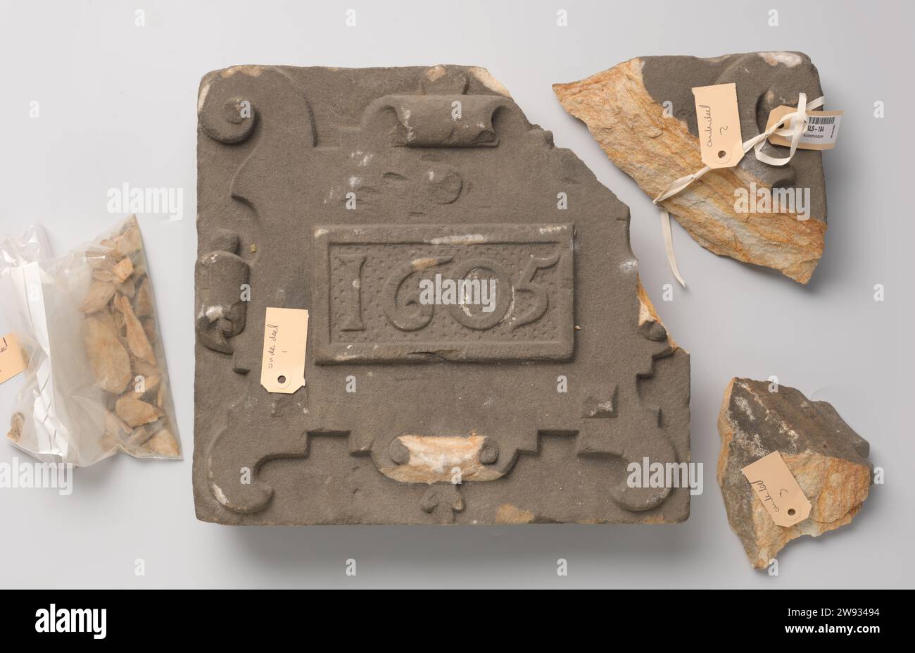Brique de parement avec année 1605. ,, 1605 carré à l'intérieur duquel un cartouche de roulage et volutes à l'intérieur duquel un rectangle horizontal avec l'année 1605 est brisé en morceaux. Pays-Bas (éventuellement) . Banque D'Images