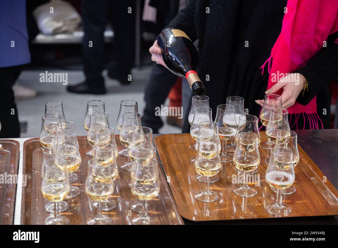 Beaucoup de petits verres de dégustation de vin mousseux de champagne ...