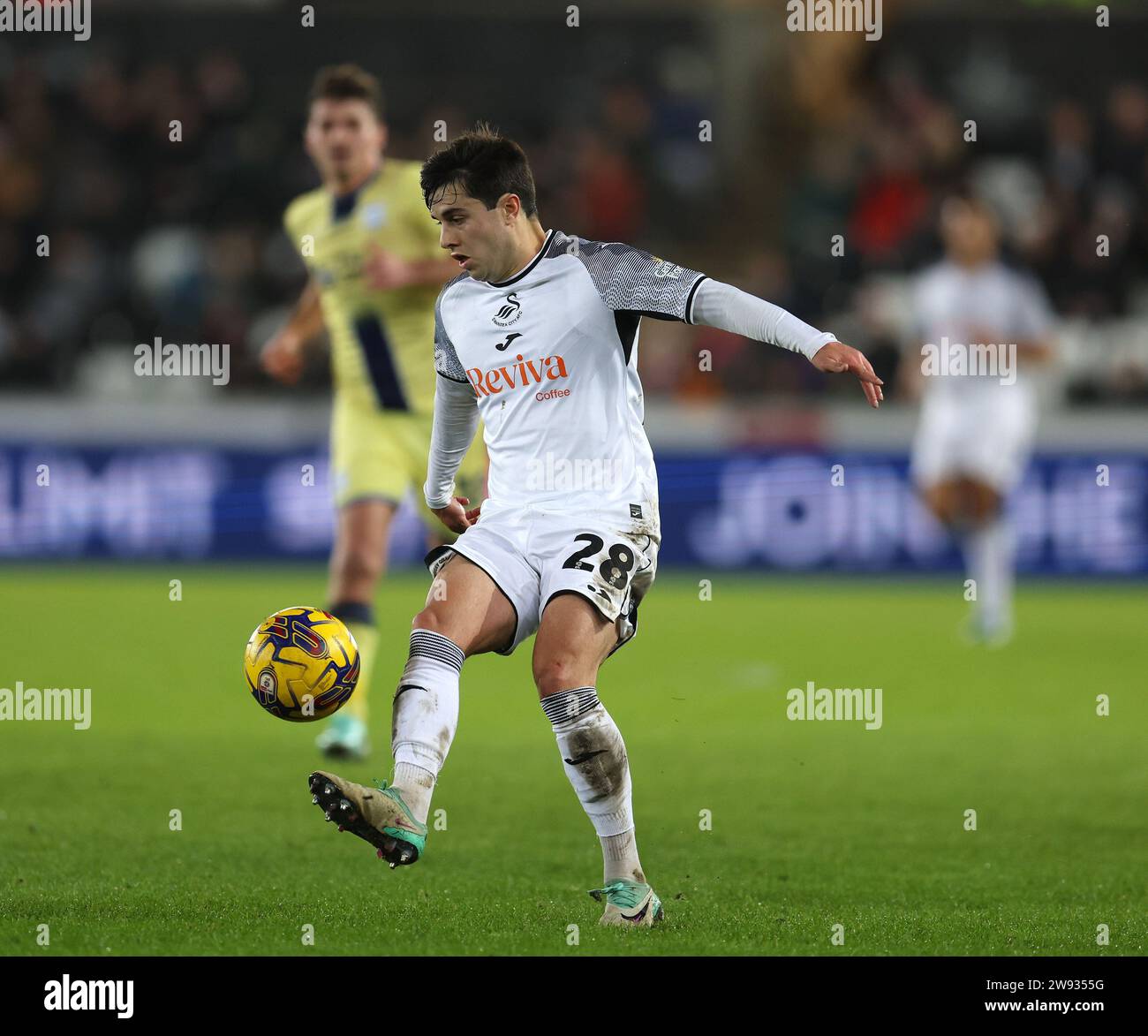 Swansea, Royaume-Uni. 22 décembre 2023. Liam Walsh de Swansea City en action. Match de championnat EFL Skybet, Swansea City contre Preston North End au Swansea.com Stadium à Swansea, pays de Galles le vendredi 22 décembre 2023. Cette image ne peut être utilisée qu'à des fins éditoriales. Usage éditorial uniquement, photo par Andrew Orchard/Andrew Orchard photographie sportive/Alamy Live News crédit : Andrew Orchard photographie sportive/Alamy Live News Banque D'Images