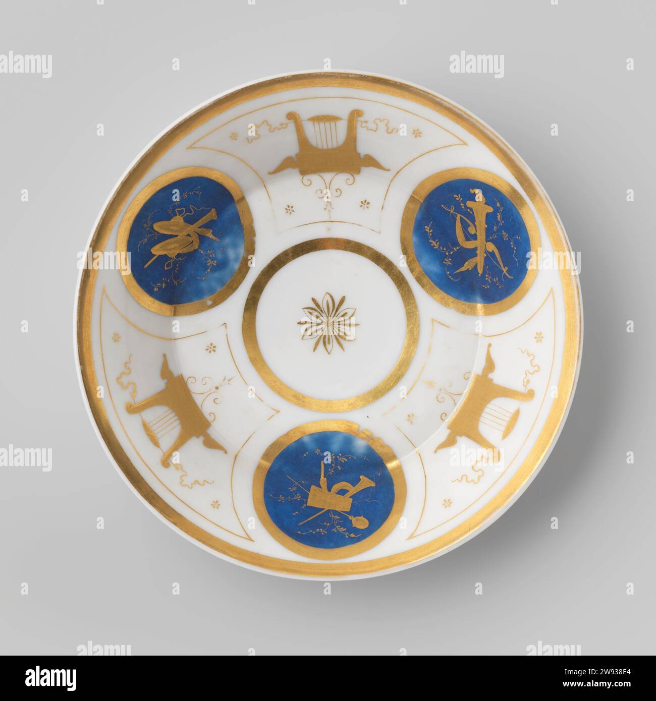 Soucoupe avec instruments de musique, anonyme, c. 1790 - c. 1800 soucoupe en porcelaine avec un mur droit, peinte sur la glaçure en bleu et or. Sur le plat une rosette dans un médaillon. Autour de ce médaillon, en continu sur le mur alternant compartiments en forme d'éventail avec une harpe et médaillons d'or avec des instruments de musique sur fond bleu mat. Bande dorée sur le bord. Porcelaine de France. glaçage. or (métal) peinture / dorure / vitrification Banque D'Images