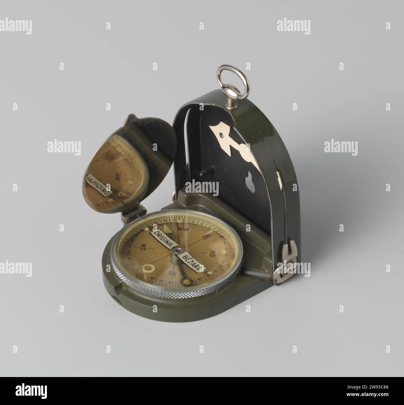 Boussole d'un soldat allemand et E.L. Koch, Bézard, c. 1900 - c. 1950 boussole boîte verte de l'armée, hémisphère avec dessous droit. Oeil de suspension de couleur argentée sur le dessus. Sur la droite distribution en centimètres. France Metal. Banque D'Images