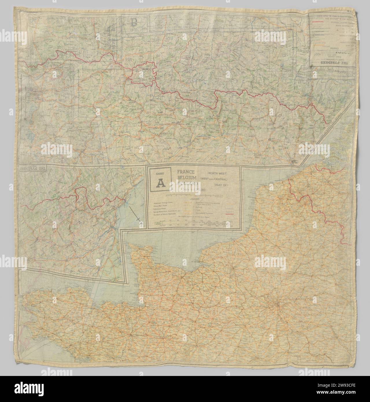 Châle en soie imprimé avec des cartes, anonyme, 1940 - 1945 foulard châle en soie, imprimé des deux côtés avec des cartes (pays-Bas, Belgique, France, Espagne, Pyrénées, Allemagne et frontière suisse) utilisé par les pilotes pendant la Seconde Guerre mondiale. Impression en soie pays-Bas. Belgique. Allemagne. France. Suisse. Espagne. Pyreneeën Banque D'Images