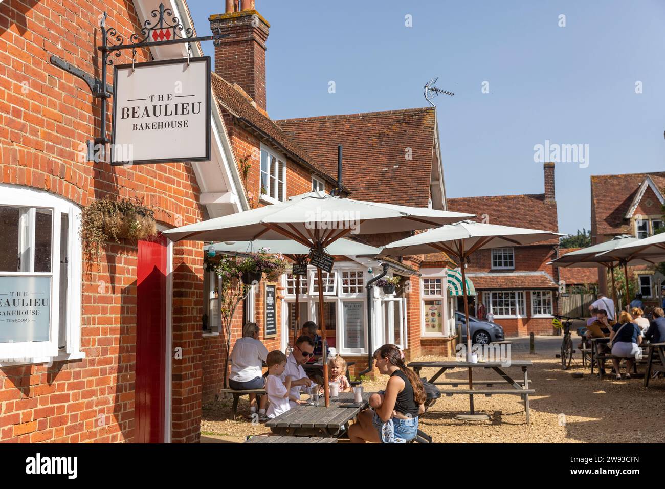 Beaulieu village dans la New Forest et la maison de cuisson et salons de thé avec des gens assis à l'extérieur chaude journée ensoleillée, Hampshire, Angleterre, Royaume-Uni, 2023 Banque D'Images