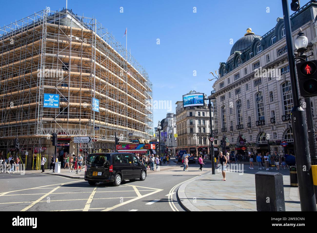 Piccadilly Circus Londres par une chaude journée en septembre 2023, centre-ville de Londres, Angleterre, Royaume-Uni. Banque D'Images
