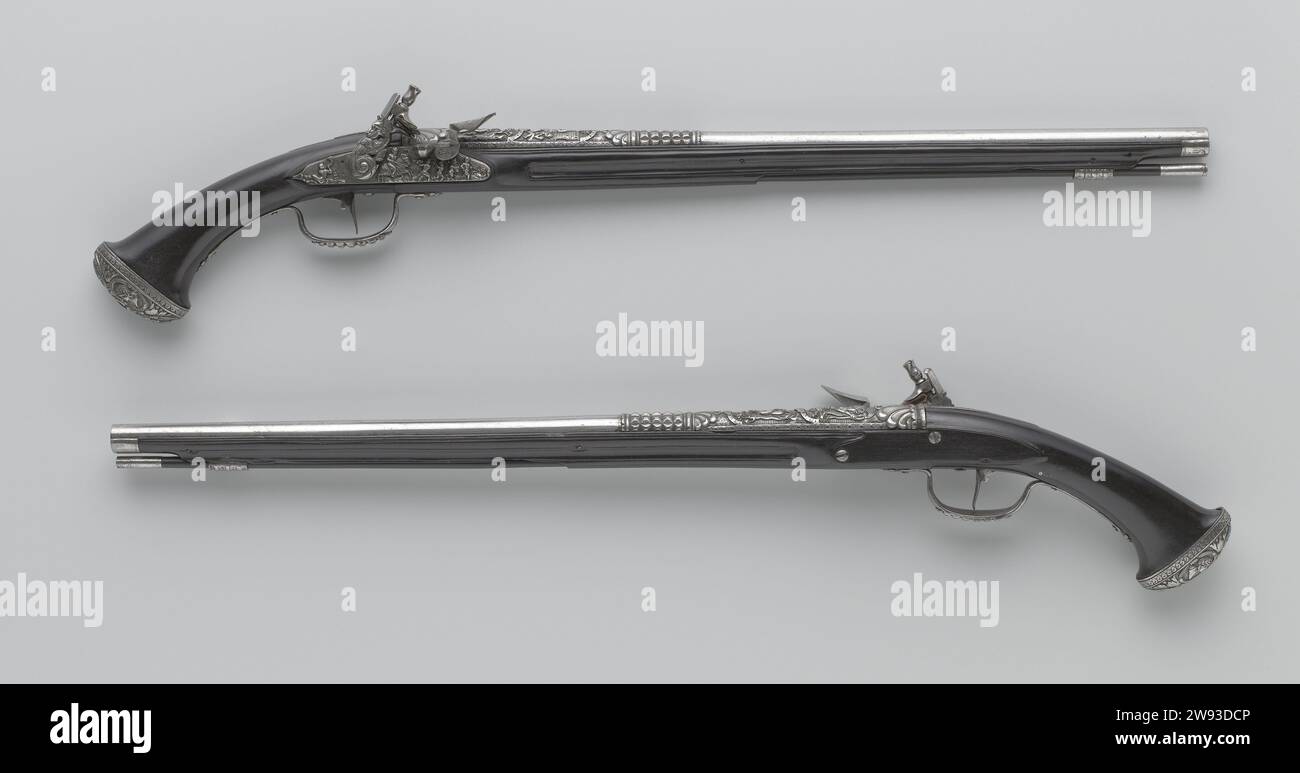 Paire de pistolets Flintlock, anonyme, 1645 - 1650 pistolet Flintlock partie d'un couple. Le coq de la serrure est ciselé en relief en forme de dragon ridé ; l'assiette finale est décorée de scènes bacchiques en haut relief, à 106-a légèrement différent de 106-B. La boucle est ciselée sur le dos avec deux panneaux avec des scènes mythologiques et une surface avec un motif taillé au diamant pour cela. Le flacon est fait de bois de noyer de gousse. Les raccords en fer comprennent un tiroir de chap, un support de tracteur avec également un motif de coupe de diamant, et un capot de pompe haché en relief avec quatre têtes classiques et acclamées Banque D'Images