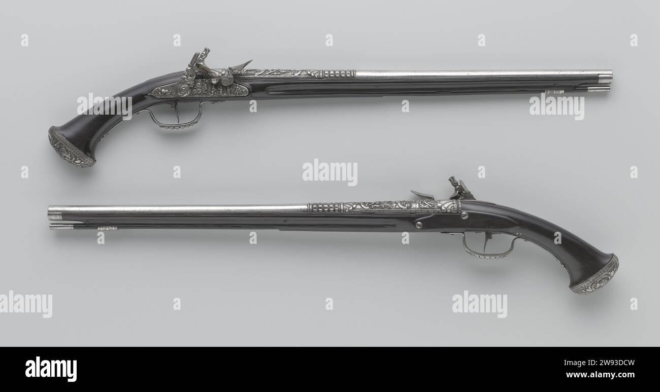 Paire de pistolets Flintlock, anonyme, 1645 - 1650 pistolet Flintlock partie d'un couple. Le coq de la serrure est ciselé en relief en forme de dragon ridé ; l'assiette finale est décorée de scènes bacchiques en haut relief, à 106-a légèrement différent de 106-B. La boucle est ciselée sur le dos avec deux panneaux avec des scènes mythologiques et une surface avec un motif taillé au diamant pour cela. Le flacon est fait de bois de noyer de gousse. Les raccords en fer comprennent un tiroir de chap, un support de tracteur avec également un motif de coupe de diamant, et un capot de pompe haché en relief avec quatre têtes classiques et acclamées Banque D'Images