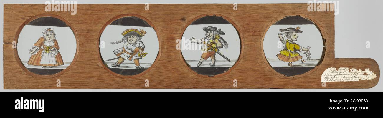 Quatre petites personnes (caricatures) au ton nain, anonyme, c. 1710 - 1760 quatre verres avec des caricatures de petites personnes dans un stress en bois avec poignée. A l'extrême gauche : une femme en robe rouge vue de face. À droite de cela : un homme à jambes larges avec un chapeau saisit son sabre. À droite : un homme avec chapeau, sabre et moustache pointue fait une passe. À l'extrême droite : une femme avec un chapeau et un mouchoir à la main fait un pas de danse. Tous sauf le plus à droite copié sur le ton nain. Verre néerlandais. bois (matière végétale) petites personnes Banque D'Images