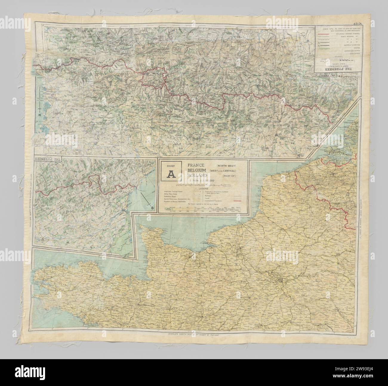 Châle en soie imprimé avec des cartes, anonyme, 1940 - 1945 foulard châle en soie, imprimé des deux côtés avec des cartes (pays-Bas, Belgique, France, Espagne, Pyrénées, Allemagne et frontière suisse) utilisé par les pilotes pendant la Seconde Guerre mondiale. Impression en soie pays-Bas. Belgique. Allemagne. France. Suisse. Espagne. Pyreneeën Banque D'Images