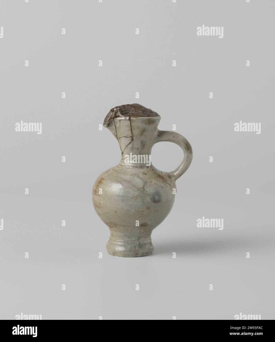 Pichet avec lignes incisées, anonyme, c. 1600 petit peut être fait en grès sur une base haute avec un corps sphérique et un col étroit avec bec pincé. L'oreille en forme de C est fixée au cou et à l'épaule. Profils sur le cou et le pied. Le cou a été cassé et rempli de cire. Frechen/raeren. Grès Frechen (peut-être). glaçage. vitrification de cire Banque D'Images