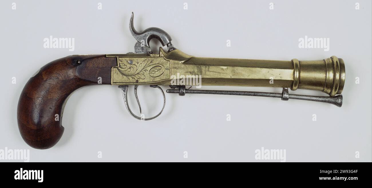 Percussieptool avec boucle de cuivre, tambour, anonyme, c. 1800 - c. 1900 pistolet avec boucle de cuivre, tambour blon et percussieslot. Haan et pierre corporative ci-dessus. Le canon porte une marque liégeoise : 'E' au-dessus de 'L G' au-dessus de l'astérisque, entièrement en ovale. Tout est en cuivre, sauf le coq, la cheminée, le tracteur, le support et le bâton de chargement ; la poignée en bois. Liège cuivre (métal). bois (matière végétale). fer (métal) pays-Bas Banque D'Images