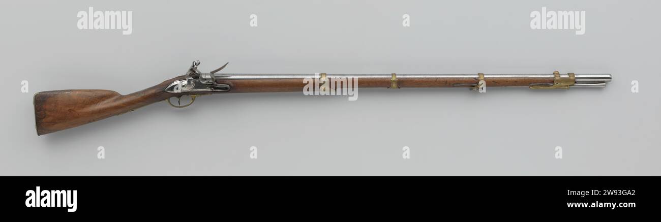 Fusil Flint avec verrouillage de batterie, Johan George Erel, après 1728 - avant 1798 fusil Flintlock fusil Flint avec verrouillage de batterie, boucle ronde lisse et une bande de profil à la pièce de queue. La boucle à la salle marquée avec Keur van Amsterdam et la serrure attachée avec deux boulons. Sur l'inscription Slotplaat : J.G. Erttel Amsterdam. Flacon français Nutenhouten et fil d'argent incrusté à Slot et sur le Kolf. Sur plaque d'argent Kolfhals avec une couronne de fil d'argent au-dessus. Quatre pneus en laiton autour de la boucle et du tiroir, d'abord avec une pastille de visière et tube pour l'évier ci-dessous, deuxième avec oeil de fer articulé. Support de tracteur Banque D'Images