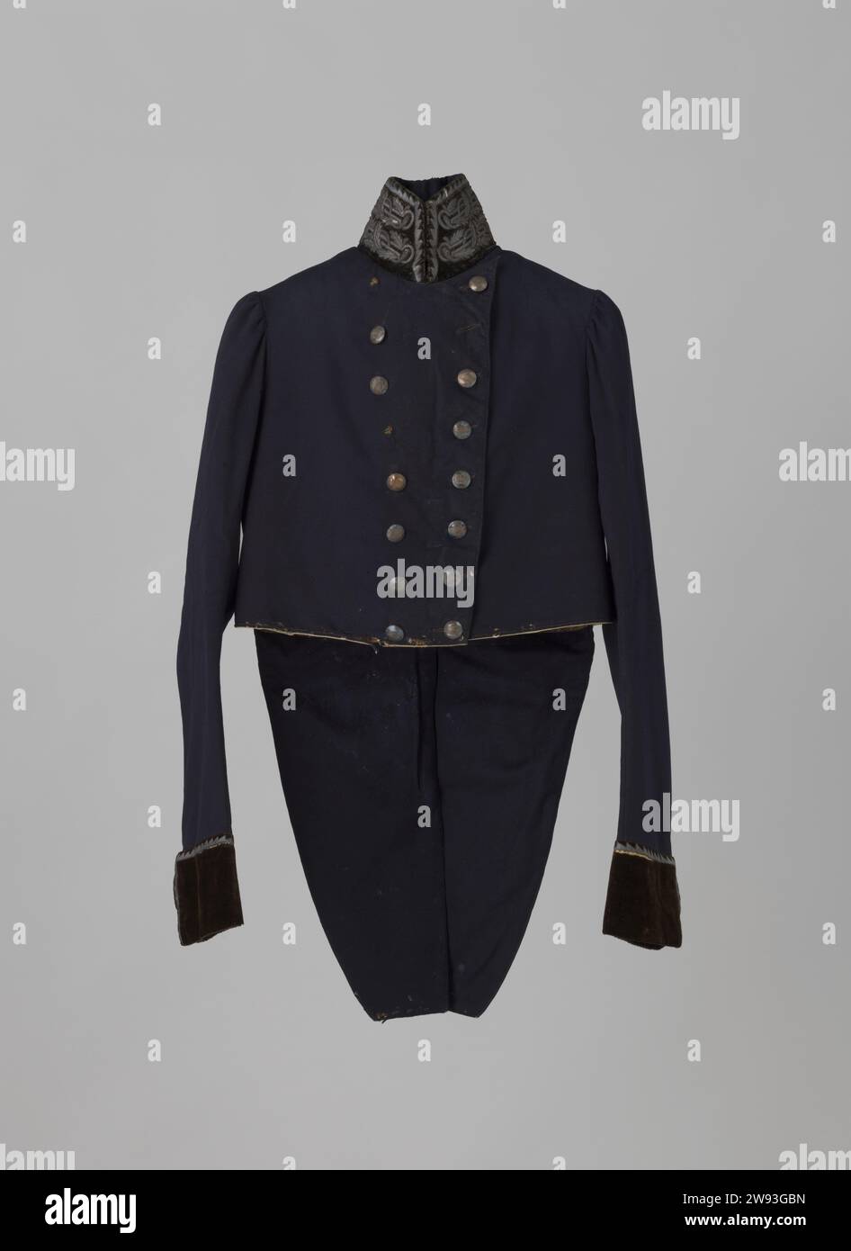 Veste Officer of Health, Anonyme, c. 1850 Veste en tissu bleu foncé. Collier de velours noir avec feuilles de chêne brodées et serpents en fil argenté. Fermeture avant de double rangée quatorze nœuds en métal blanc, sur chaque bouton un tuyau qui s'enroule autour d'un miroir en acier entouré d'une couronne avec gland. Aesculaap et Jerk. Sur le bouton étiquette avant avec étiquette : veste courte officier v. Health, ca. 1850. Pays-Bas. À l'arrière, une fente avec six boutons ditto sur les distributeurs à poche. Sur le côté gauche, une tranchée à Jaspand, pour passer à travers l'homme. Veste inférieure non ourlée, donc tissu déchiré (rare). I. Banque D'Images