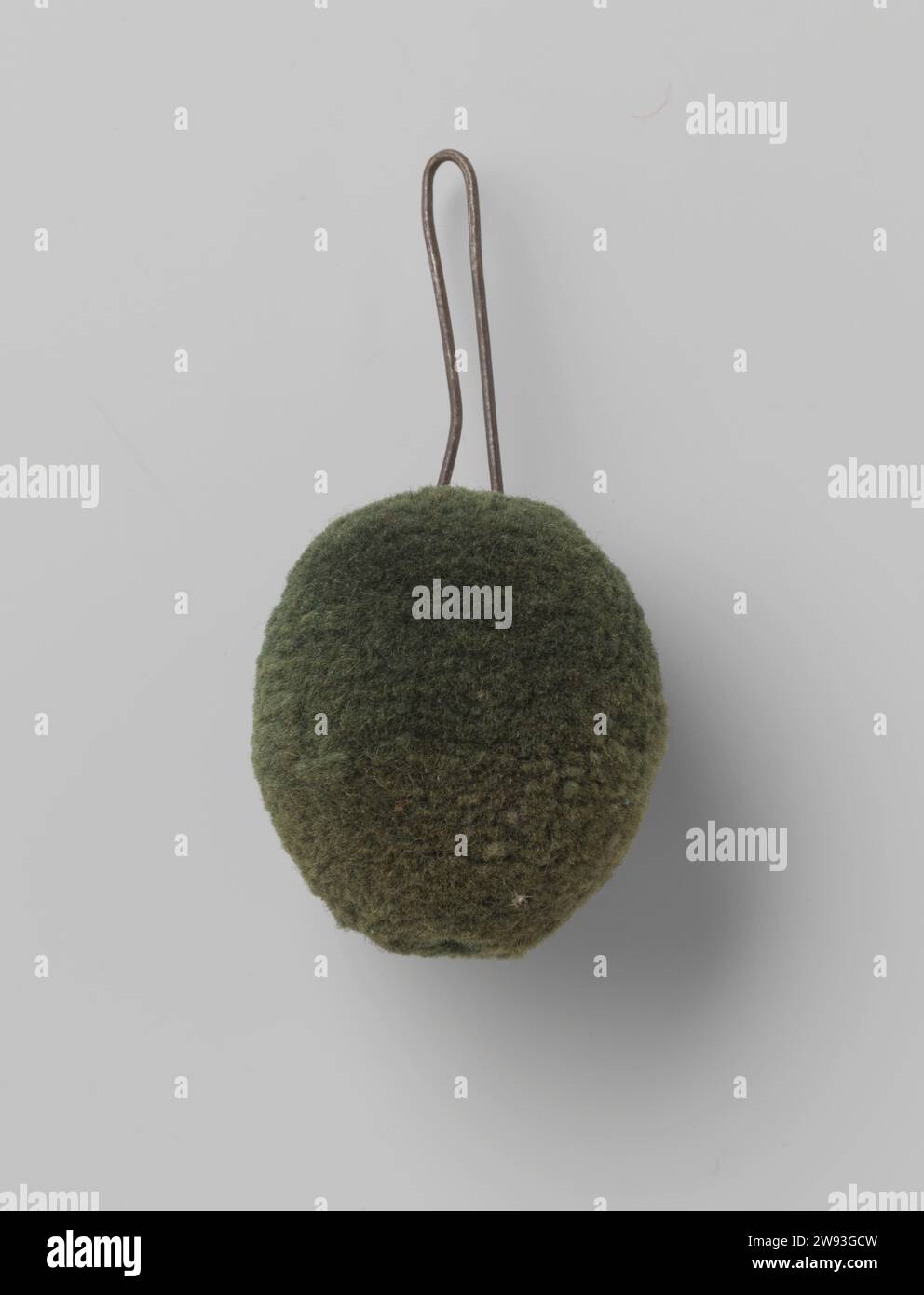 Boule pour Sjako modèle 1828, de laine verte avec fil de fer blanc, pour tous les grades, bataillon ou corps de chasseurs volontaires, anonyme, c. 1830 - c. 1831 boule pour Sjako modèle 1828, de laine verte avec fil de fer blanc, à laquelle étiquette avec texte : Rijksmuseum, Amsterdam. Pour tous les grades, bataillons ou corps de chasseurs volontaires, ca. 1830-1831. Laine néerlandaise. Métal pays-Bas Banque D'Images