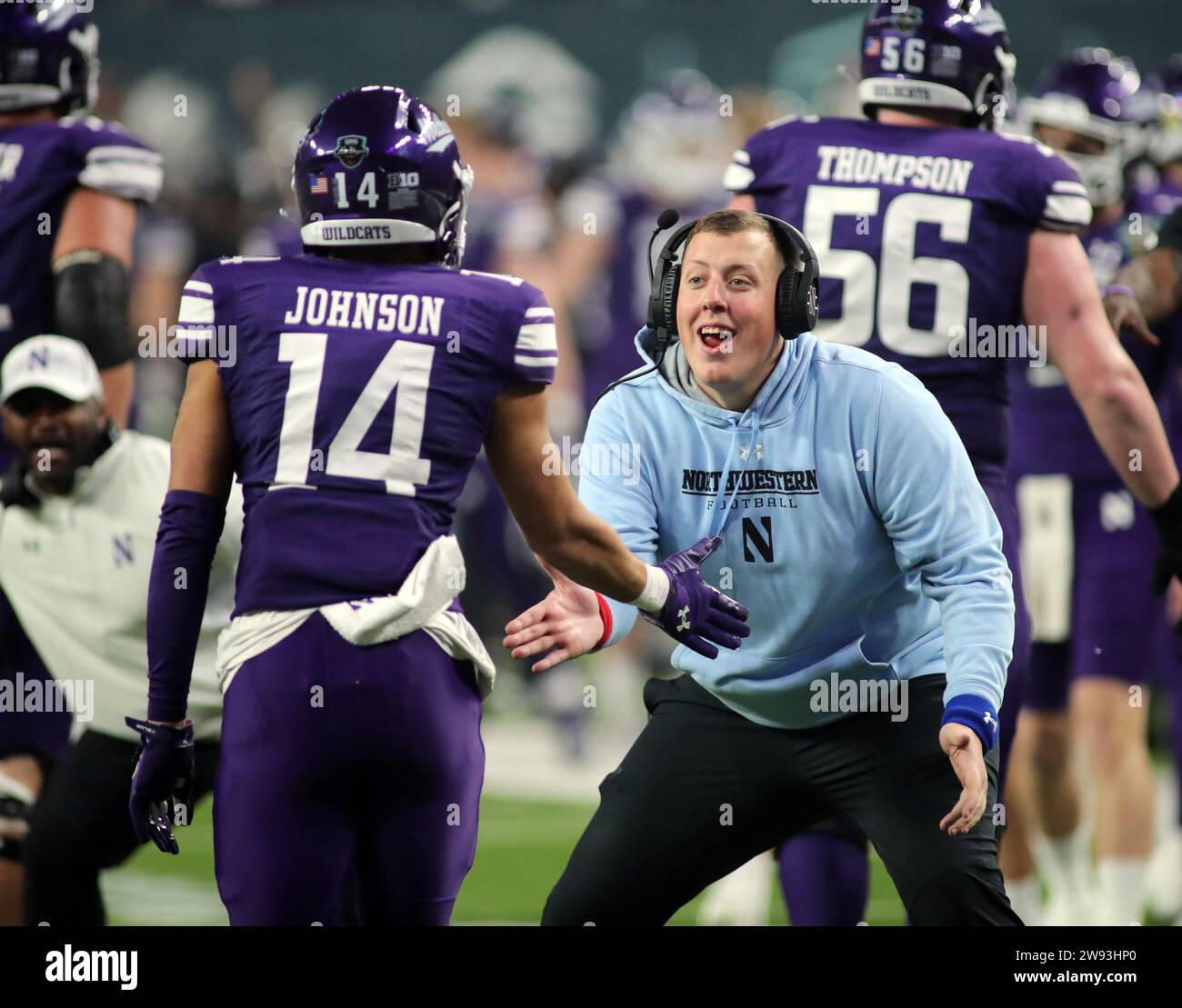 23 décembre 2023 - le receveur des Wildcats du Northwestern Cam Johnson #14 célèbre le seul touchdown en première mi-temps avec un entraîneur lors du match du Las Vegas Bowl entre les Wildcats du Northwestern et les Utes de l'Utah au Allegiant Stadium de Las Vegas, NV - Michael Sullivan/CSM Banque D'Images