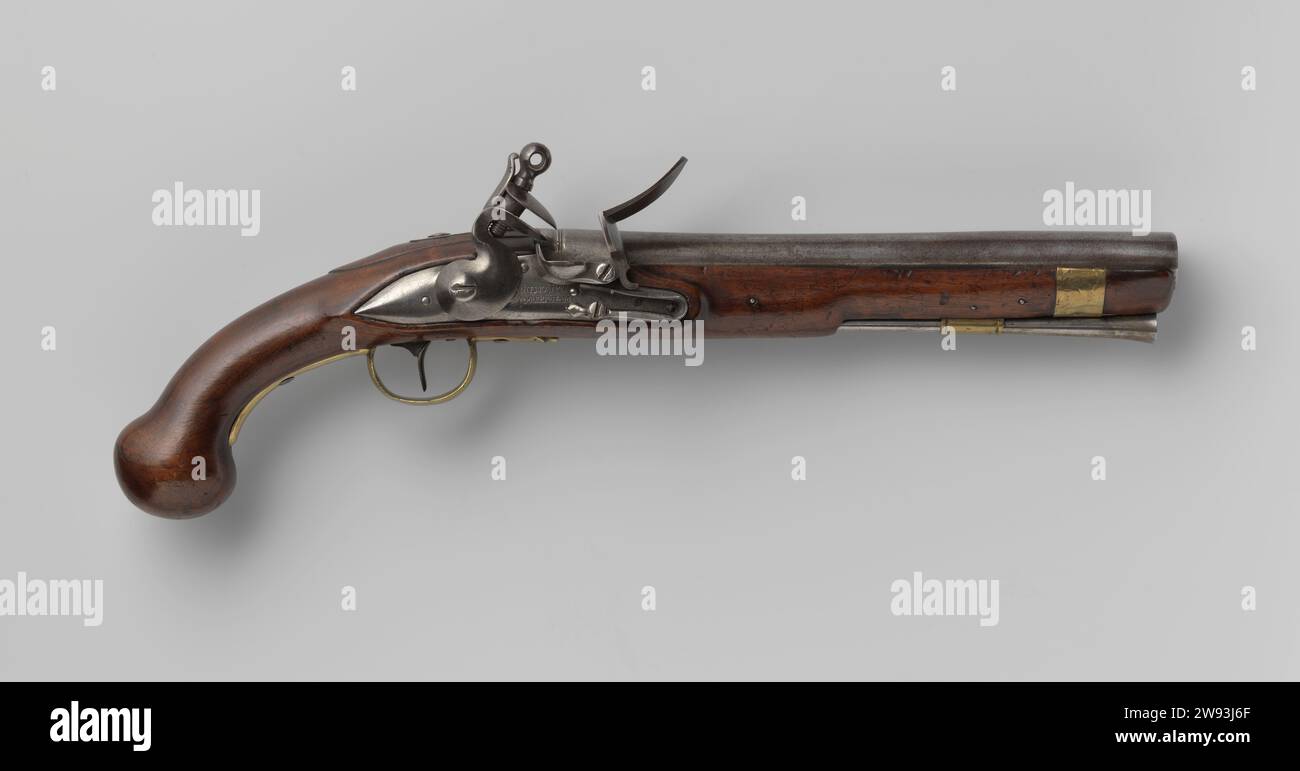 Flint Gordelstool, Marine ou Armée, Laurens constant, 1780 - 1784 pistolet Flintlock Flint beltstolool ou thunder outil en bois pour la marine ou l'armée ; à partir d'un ensemble de quatre fistoles de ceinture. La vis à chapeau de la serrure est percée et munie d'une fissure ; la plaque finale n'est pas traitée à l'exception d'une signature. Le canon commence tout droit et autour pour se rétrécir un peu vers le milieu, puis pour devenir plus large et ovale vers le tromp; le baril est estampillé sur le dessus avec les lettres LC sous une couronne et RD, et sur le fond avec un A. le flacon est facilement coupé et se termine par un bouton de pompe en bois solide ; en face du lo Banque D'Images