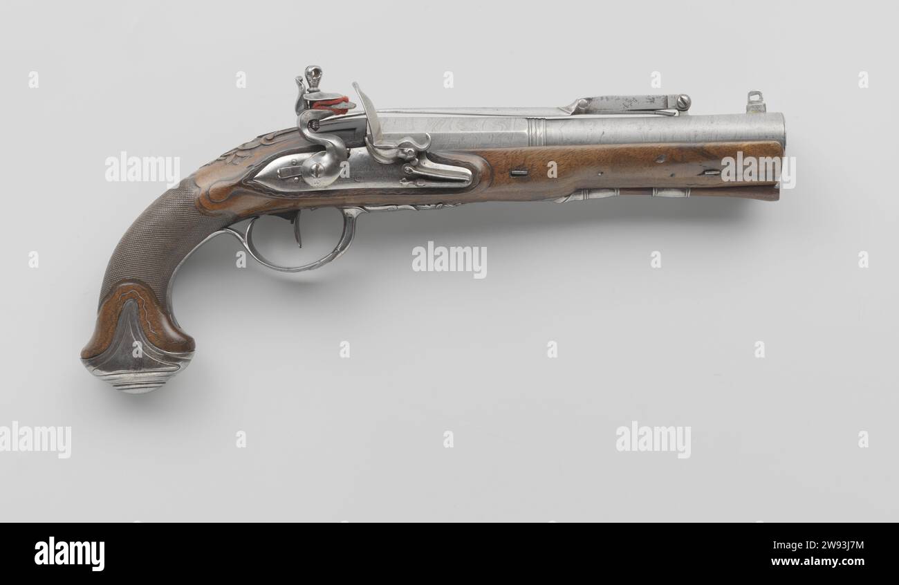Flint Donderbussistool avec Klapbajonet, Nicolas Tomson, 1785 - 1802 pistolet à silex la serrure est sans inconvénient sauf pour la signature ; équipé d'une sécurité coulissante. La course endommagée devient plus large vers le tromp ovale ; sur le dessus se trouve une soi-disant Klapaionnette qui est actionnée par un ressort. Le flacon de noyer est découpé en relief avec, entre autres, le travail des feuilles ; le manche est rainuré en croix ; incrusté ici et là de fil d'argent. La pâte de fer se compose, entre autres, d'un support de tracteur gravé à l'arrière avec un trophée de flèches au-dessus de louanges ; le bâton de chargement est en bois. Rotter Banque D'Images