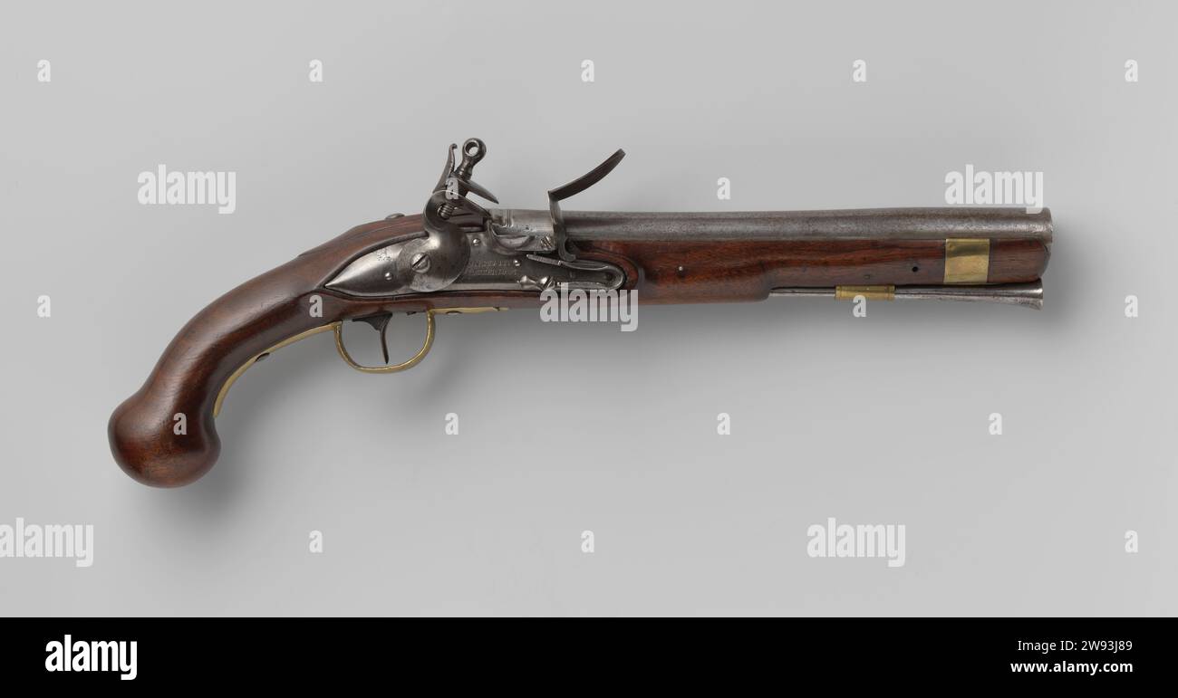 Flint Gordelstool, Marine ou Armée, Laurens constant, 1780 - 1784 pistolet Flintlock Flint beltstolool ou thunder outil en bois pour la marine ou l'armée ; à partir d'un ensemble de quatre fistoles de ceinture. La vis à chapeau de la serrure est percée et munie d'une fissure ; la plaque finale n'est pas traitée à l'exception d'une signature. Le canon commence tout droit et autour pour se rétrécir un peu vers le milieu, puis pour devenir plus large et ovale vers le tromp; le baril est estampillé sur le dessus avec les lettres LC sous une couronne et RD, sur le fond avec un A. le flacon est simplement coupé et se termine par un bouton de pompe en bois massif ; en face de la serrure, Banque D'Images