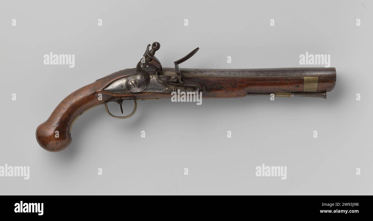 Flint Gordelstool, Marine ou Armée, Laurens constant, 1780 - 1784 pistolet Flintlock Flint beltstolool ou thunder outil en bois pour la marine ou l'armée ; à partir d'un ensemble de quatre fistoles de ceinture. La vis à chapeau de la serrure est percée et munie d'une fissure ; la plaque finale n'est pas traitée à l'exception d'une signature. Le canon commence tout droit et autour pour se rétrécir un peu vers le milieu, puis pour devenir plus large et ovale vers le tromp; le baril est estampillé sur le dessus avec les lettres LC sous une couronne et RD, sur le fond avec un A. le flacon est simplement coupé et se termine par un bouton de pompe en bois massif ; en face de la serrure, Banque D'Images