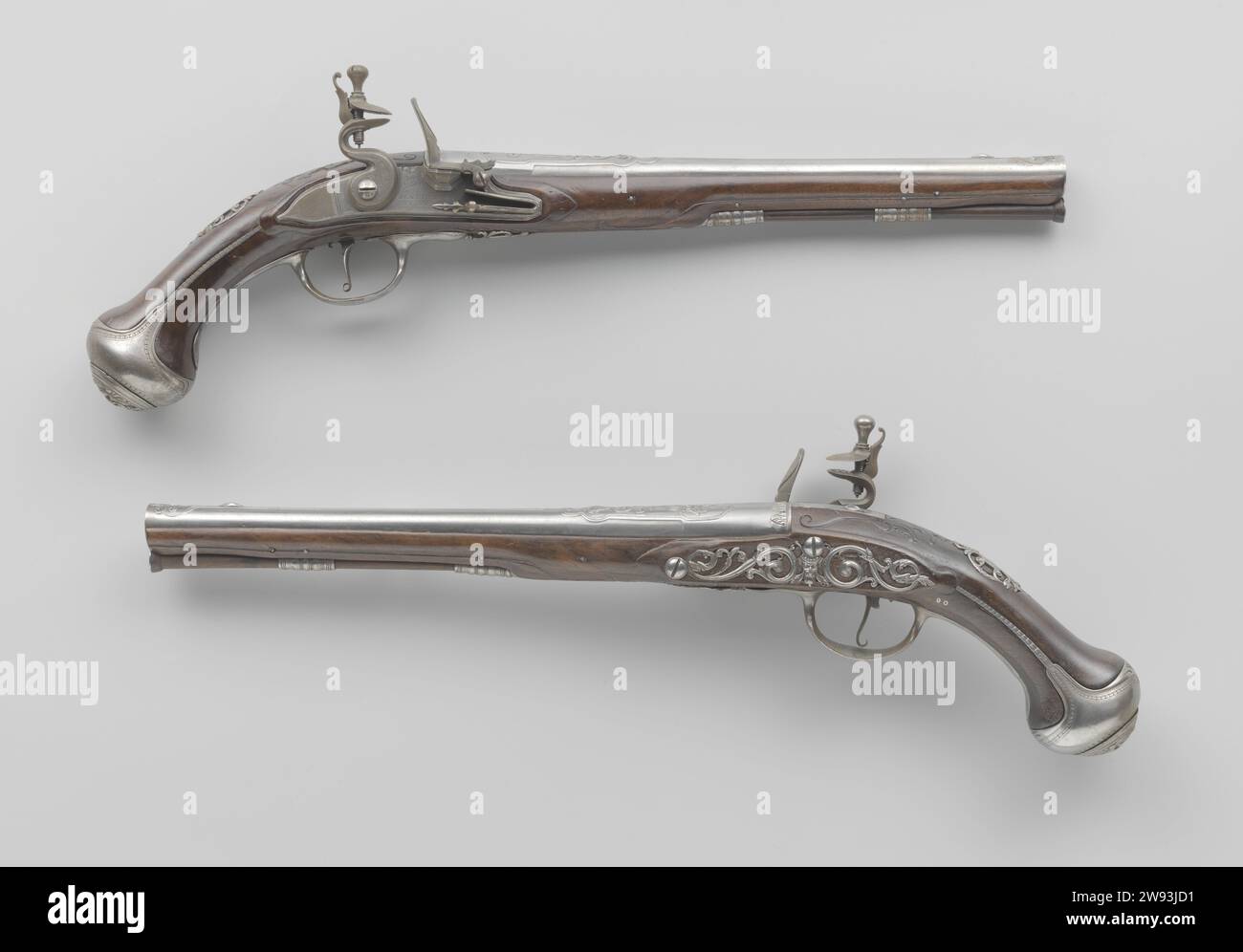 Pistolet Flint, Barend Penterman, 1710 - 1715 pistolet Flintlock partie d'un couple. La plaque de serrure est gravée d'un lion sautant et d'une signature. Le tonneau est gravé et ciselé en relief avec, entre autres, une oie ; Une côte court à l'étage ; marqué à la main sur le dos avec le Wapen van Utrecht. Le flacon est coupé avec, entre autres, des éloges. La pâte de fer se compose, entre autres, d'une plaque de pouce traitée ajour, d'une plaque à vis symétrique de boucles en forme de tuyau de chaque côté d'un masque, et d'un flacon avec un masque grotesque sur le fond avec un petit masque sur le menton; la poitrine de Banque D'Images