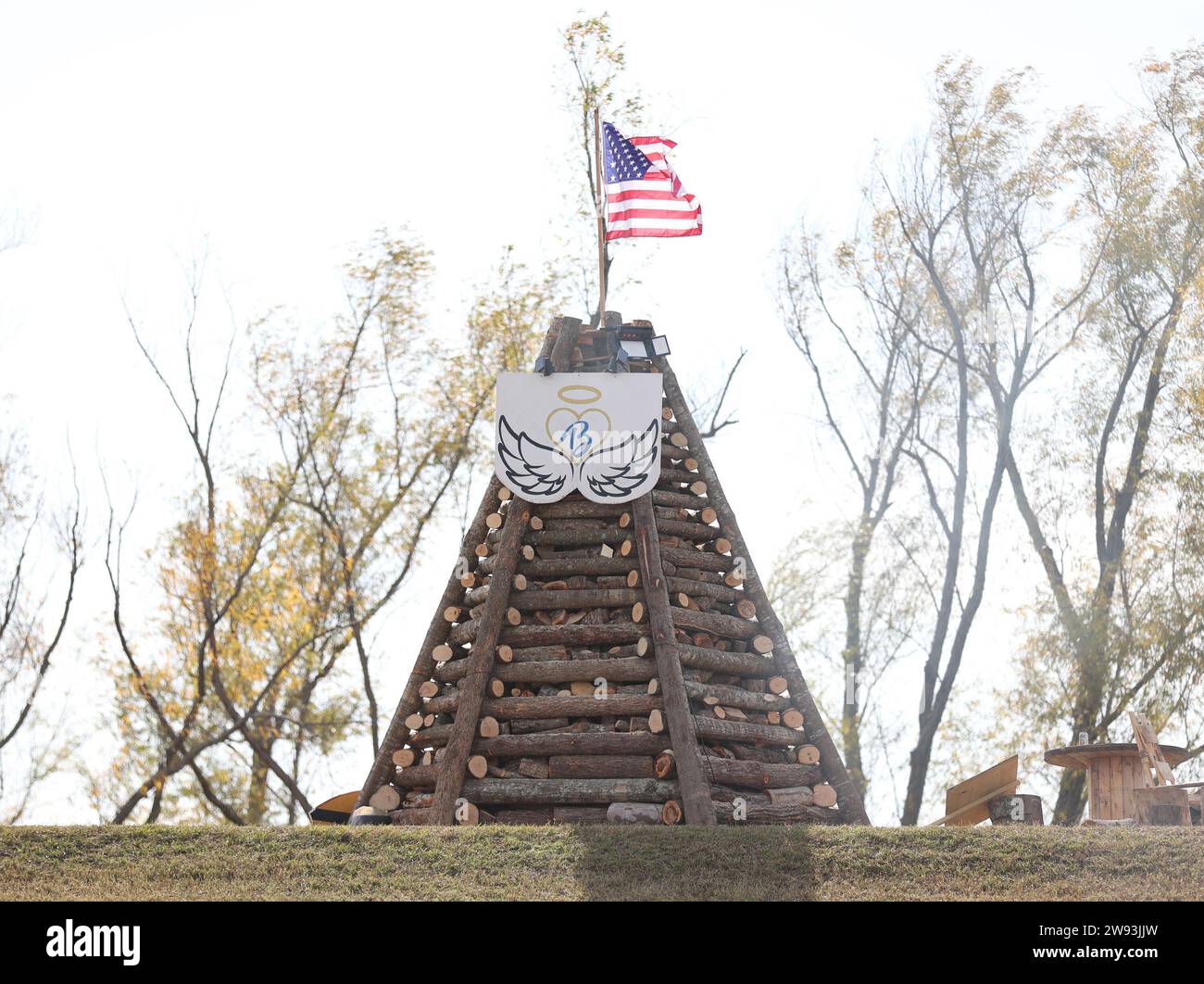 Réserve, États-Unis. 23 décembre 2023. Un feu de joie avec quelques ailes d'ange est exposé sur la route de River à Reserve, Louisiane le samedi 23 décembre 2023. (Photo de Peter G. Forest/Sipa USA) crédit : SIPA USA/Alamy Live News Banque D'Images